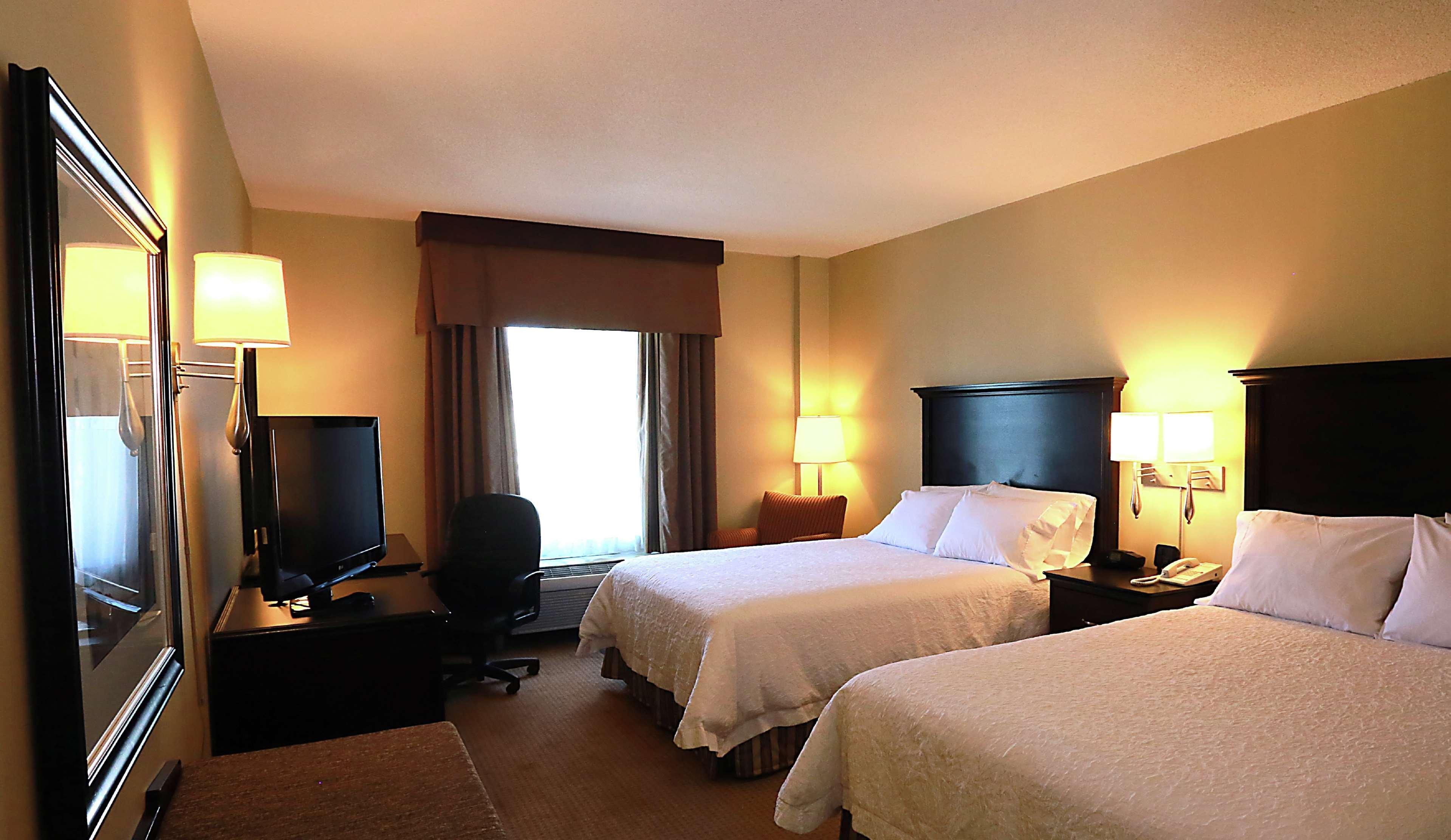 Hampton Inn & Suites Laval Esterno foto