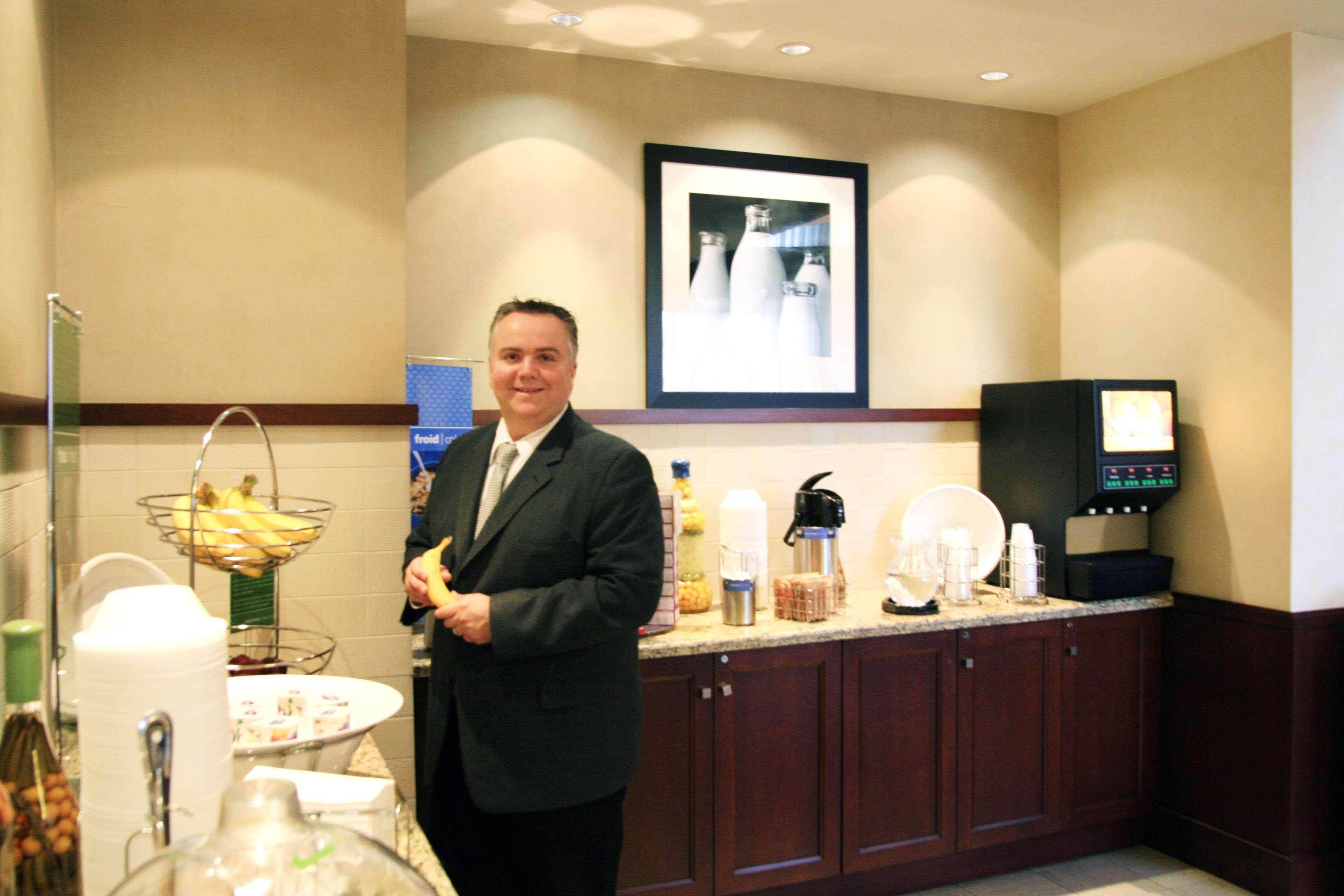 Hampton Inn & Suites Laval Ristorante foto