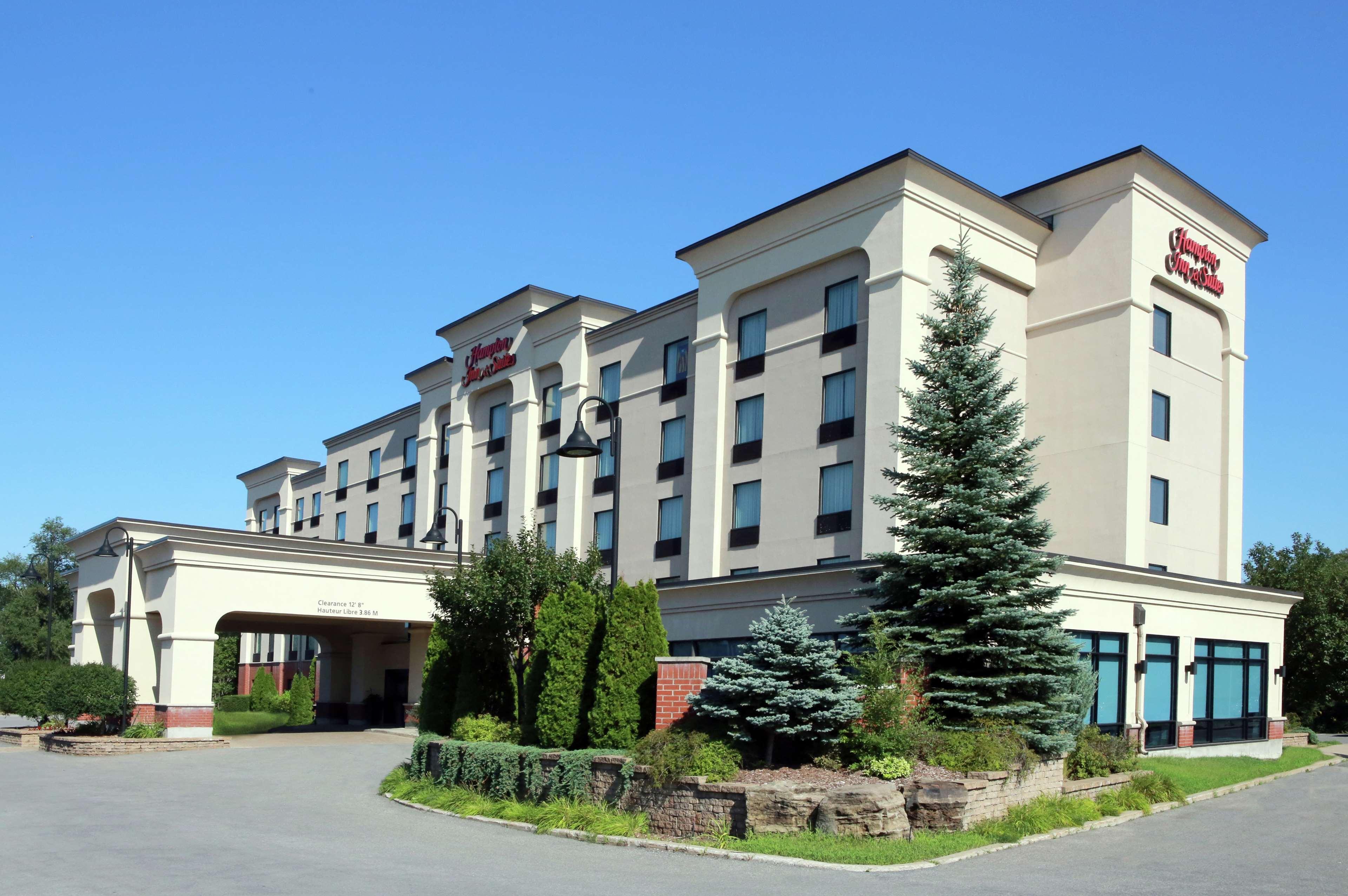 Hampton Inn & Suites Laval Esterno foto