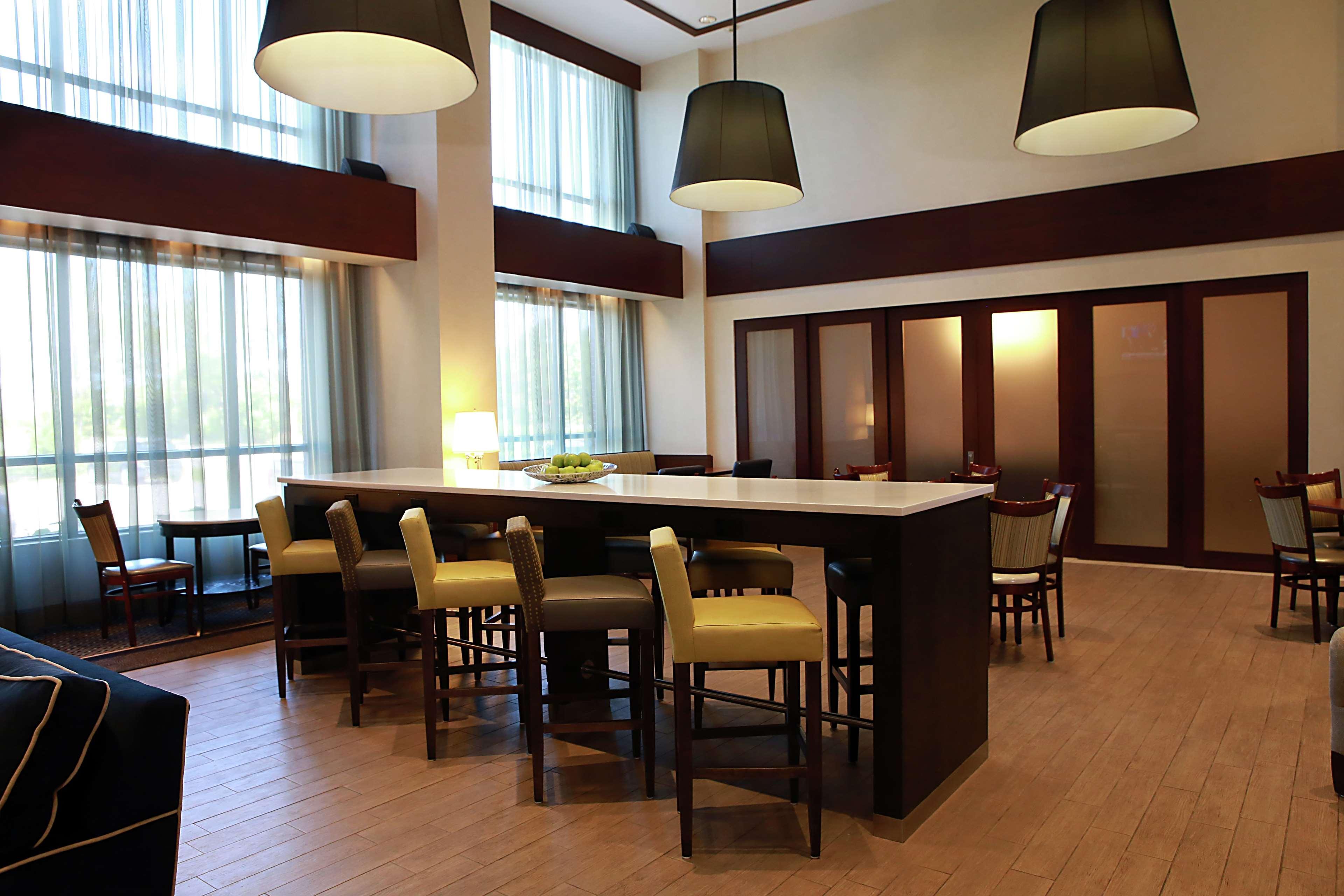 Hampton Inn & Suites Laval Esterno foto