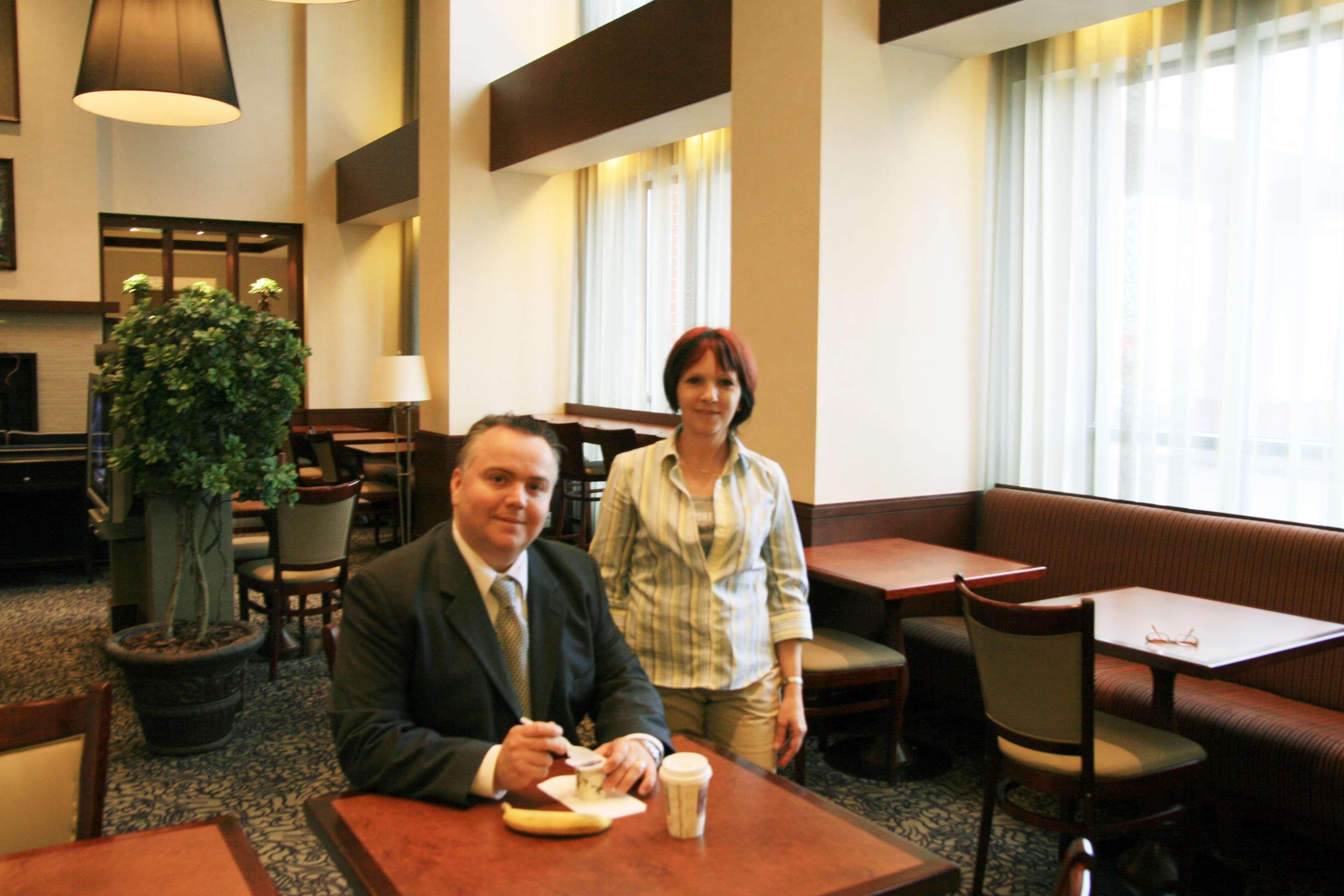 Hampton Inn & Suites Laval Ristorante foto