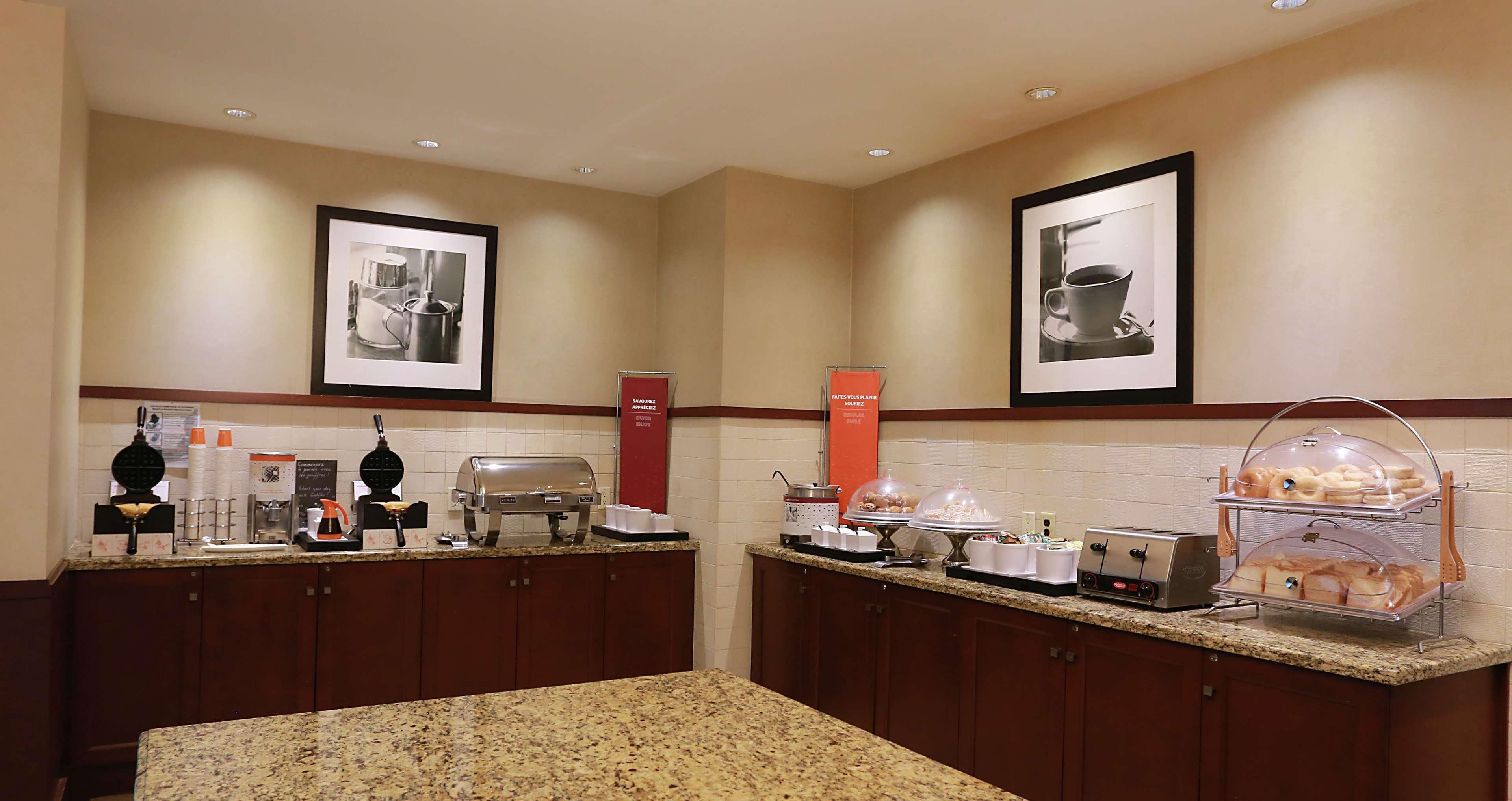 Hampton Inn & Suites Laval Esterno foto