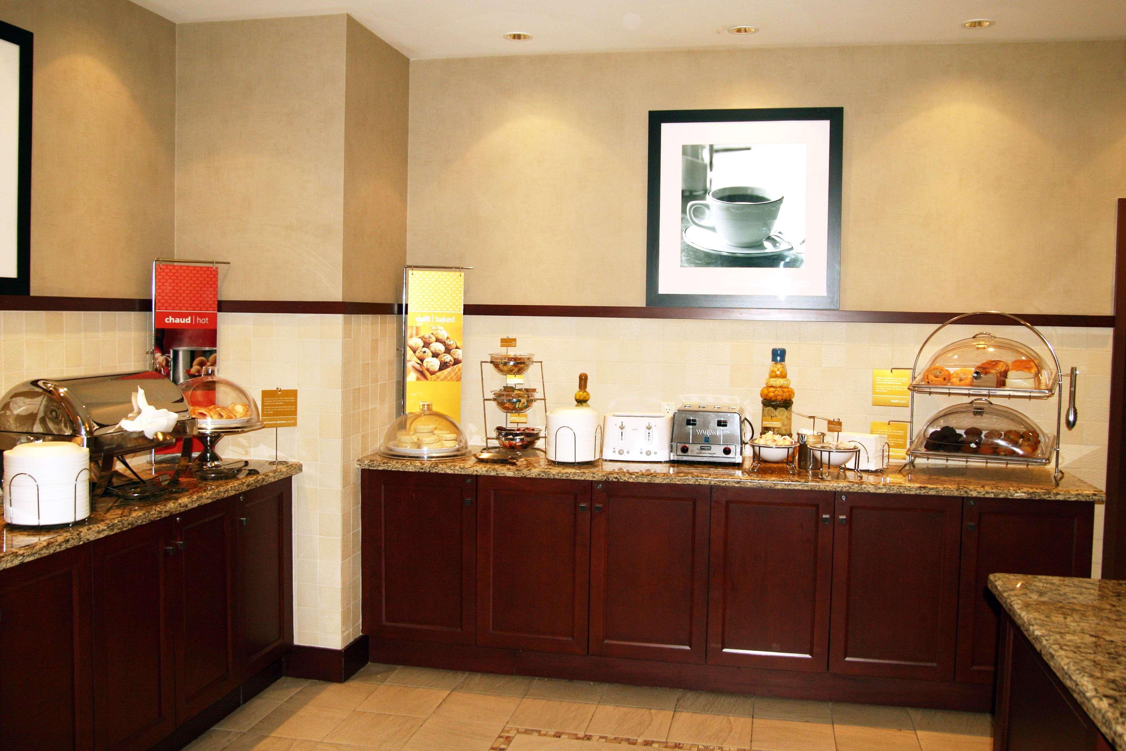 Hampton Inn & Suites Laval Esterno foto